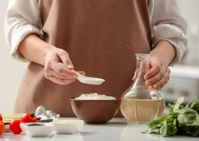 Giấm là gia vị được sử dụng rất nhiều trong các món ăn hàng ngày