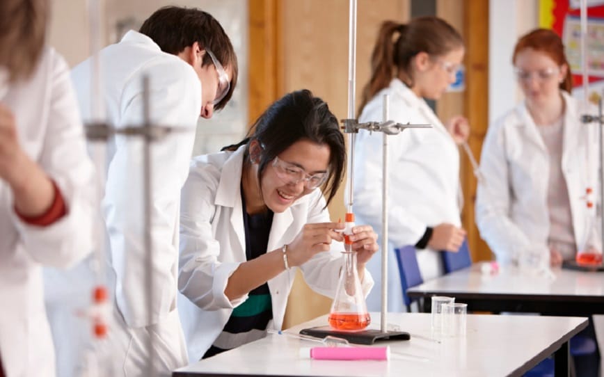 Khám phá hoá học thú vị với thí nghiệm minh hoạ
