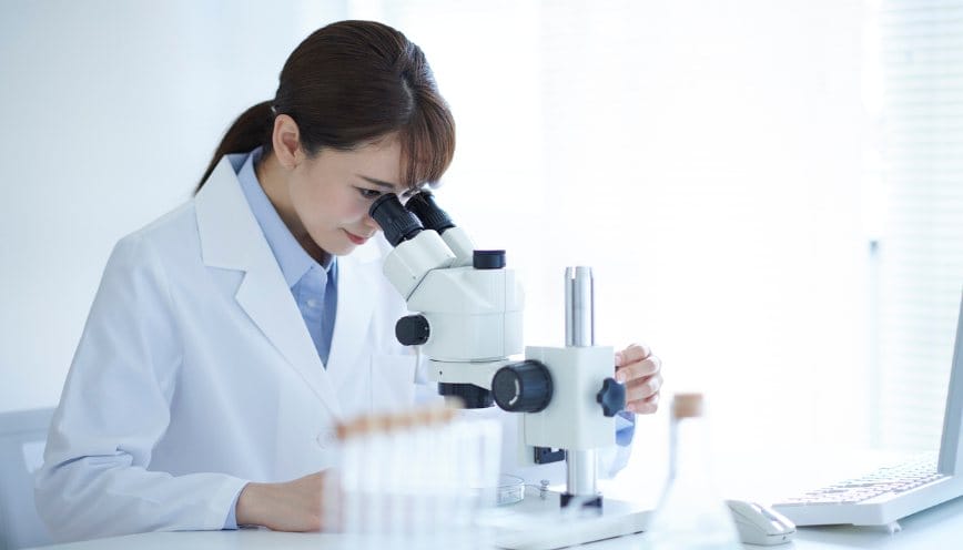 Thực hiện thí nghiệm hóa học giữa tinh bột và Cu(OH)₂