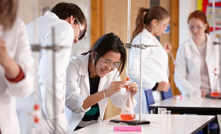 Thực hiện thí nghiệm và quan sát hiện tượng phản ứng