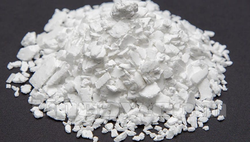 Canxi clorua (CaCl2) là một muối vô cơ được tạo thành từ ion canxi và ion clorua
